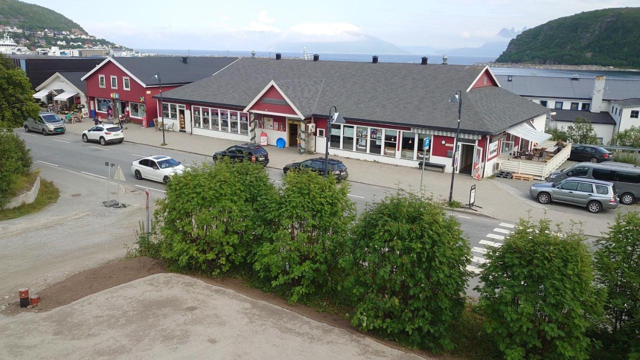 Pa Hjornet Gjestehus Skjervoy Екстериор снимка